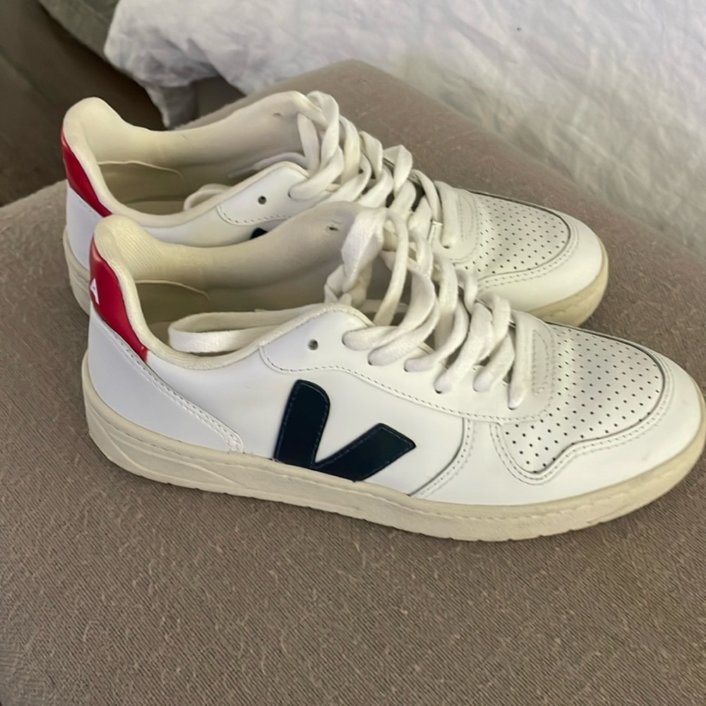 Selling used but worn 2 times vejas